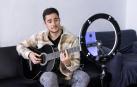 El cantante y músico Adrián Campos