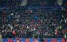 Los aficionados desatendieron por unos minutos el juego en el momento de la retirada de enseñas y pancartas durante el partido ante el Mallorca