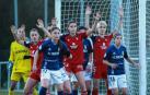 Vera Martínez, Maite Valero y Josune Urdániz, en una acción a balón parado a favor de Osasuna