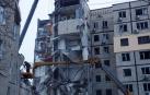 Operarios trabajan en el edificio alcanzado por el misil ruso en Dnipro