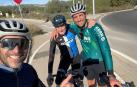 Lionel Scaloni, seleccionador argentino, ha salido a rodar con la bicicleta vistiendo la equipación de la escuadra navarra Kern Pharma