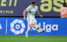 Lautaro Blanco golpea el esférico durante el choque del Elche y el Cádiz en el Nuevo Mirandilla.