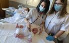 Dos sanitarias del Hospital Reina Sofía de Tudela atienden a un bebé nacido en el centro