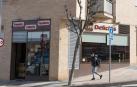 Un joven camina ante la cafetería Tres Delicias, donde se produjeron los hechos