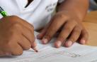 Un niño, en un colegio