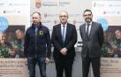 El alcalde de Pamplona, Enrique Maya (centro); el director del Programa de Personas Mayores de la Fundación ”la Caixa”, David Velasco (dcha.); y el presidente de Fundación Caja Navarra, José Ángel Andrés (izda.), posan tras la firma del convenio