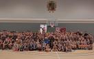 Integrantes de distinta edad y equipo en la foto de familia del club de baloncesto de Alsasua
