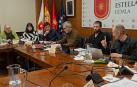Ana Duarte y Gonzalo Fuentes (izquierda) miran a Regino Etxabe (derecha) en el debate de las ayudas