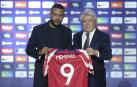 Memphis posa con la camiseta del Atlético de Madrid junto al presidente Cerezo