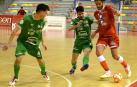 Luçao, autor de dos goles para el Cartagena, trata de regatear a Toni Escribano y Dani Zurdo, jugadores del Xota