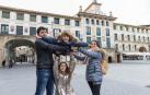 Diego Martón Arriazu simula el ‘vuelo’ del Ángel aupado  en la plaza de los Fueros por sus padres Óscar y Marta, y su hermana Silvia
