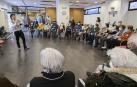 Mikel González toca el clarinete ante las personas usuarias de la jubiloteca de Burlada