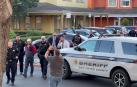 Agentes de la Policía con un hombre detenido tras el tiroteo en Half Moon Bay, en California