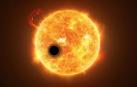 Representación artística de un exoplaneta en tránsito con una cola de helio en fuga
