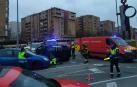 Bomberos de Navarra trabajan junto al automóvil accidentado.