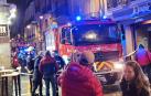 El camión de los Bomberos de Navarra en la calle Estafeta durante el incendio.