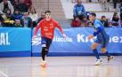 El ala de Osasuna Magna, Dorde Rosic, que marcó el primer gol de su equipo, conduce el balón ante Agustín Plaza
