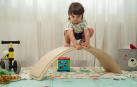 Un niño jugando