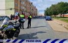 Miembros de la Policía Nacional y Local vigilando el exterior del edificio de viviendas donde se había atrincherado el hombre detenido