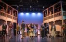 Alumnos del IES Navarro Villoslada, este jueves durante el ensayo general. La escenografía recrea un corral de comedias