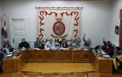 Los corporativos de APS y EH Bildu votan a mano alzada a favor del presupuesto para 2023. Los ediles de AISS votaron en contra