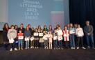 Los ganadores de los distintos concursos literarios de Tudela posaron juntos tras la entrega de premios