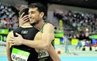 Abrazo entre Asier Martínez y Quique Llopis al cruzar la línea de meta en el estadio Messe de Karlsruhe.