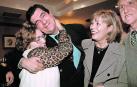 Javier Miranda es abrazado por su madre, en presencia de su esposa, tras conocer que ganó las elecciones a la presidencia de Osasuna