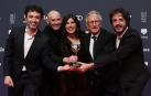 El realizador Rodrigo Sorogoyen, junto a los productores Nacho Lavilla, Sandra Tapia y Eduardo Villanueva recibe el premio a mejor película dramática por 'As Bestas' en los Feroz 2023