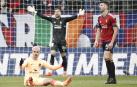 Griezmann, en el suelo, mientras David García y Aitor Fernández protestan la falta señalada por Alberora Rojas