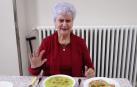 Varios residentes explican cómo funciona el menú de comidas en el centro, que comen productos que llegan directamente de la huerta e invitan al cocinero Alberto Chicote a que vaya a la residencia a probar su comida.