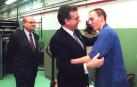 El presidente Miguel Sanz saluda a uno de los trabajadores del centro de Aspace en presencia del consejero Calixto Ayesa