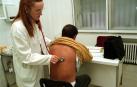 Una médica ausculta a un paciente en 1998