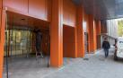 Un operario ultima trabajos en la puerta de acceso a la nueva unidad de Hemodiálisis del Reina Sofía