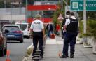 Dos policías franceses en la frontera con Guipúzcoa, en una foto de archivo