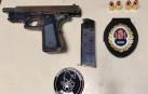 Pistola y cartuchos intervenidos por los agentes