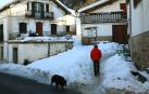 En pueblos como Isaba todavía hay que circular esta semana por caminos entre la nieve