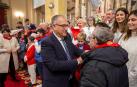 El alcalde Enrique Maya pone un pañuelo de San Fermín en la misa de la Escalera
