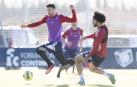 Kike Barja sortea a Aridane durante el entrenamiento rojillo de este viernes, 3 de febrero, en Tajonar.