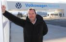 Iñaki Coscolín posa en la puerta de acceso principal a la factoría de Volkswagen Navarra