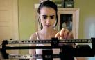 HISTORIAS INQUIETANTES Y AUTOBIOGRÁFICAS.  Muchas han sido las películas, series, novelas y libros de autoayuda en los que la anorexia o la bulimia se han erigido como protagonistas. Como una forma de ayudar a otras personas a partir de la propia experiencia con la enfermedad ya superada. En la imagen, una escena de la película ‘To the bones’ (Hasta los huesos), dirigida por Marti Noxon en 2017 y protagonizada por Lily Collins. Se trata de un relato semiautobiográfico, en el que se cuenta la historia de Ellen, una joven veinteañera sometida a un tratamiento poco convencional. . Fue criticada por psiquiatras y psicólogos, precisamente por la modalidad  de tratamiento que se expone y por reflejar que la curación depende solo de la voluntad de la paciente