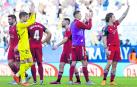 Moncayola, a la izquierda, al término del partido en el saludo a los aficionados