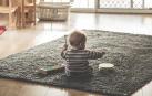 Niño jugando sobre una alfombra
