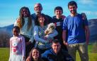 Leo Gainza Gainza y Paula Vigor Jacoste, con sus hijos. Por orden de edad: Álvaro, Rakel, Iñigo y Dani. Hermosa y Alma son las dos guineanas, y viven con ellos de modo permanente con un programa de estudios