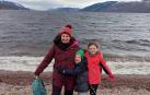 Iranzu Galdeano con sus hijos, Jon y Oihane, en el lago Ness