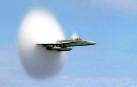 Un F-18 rompe la barrera del sonido en un ejercicio de vuelo.