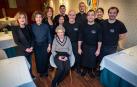 Equipo del restaurante Rodero. Sentada, Resu Armendáriz. De pie, de izquierda a derecha, Verónica Rodero, Marta San Román, Goretti Rodero, Orfa Jiménez, Miki Cortés, Koldo Rodero, Martín Méndez, Iosu Rípodas, Minji Lee y Dani Solano. El comedor ha sido recientemente redecorado por Irene Echeverría (BlancoMetro).