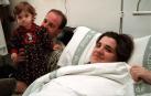 María Gracia Garciarena, tras dar a luz cuatrillizos, junto a su marido, José Javier Iribarren, y su hija María Gracia, de un año de edad