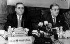 Miguel López Merino, presidente de la Caja de Ahorros de Pamplona, y el alcalde, Javier Chourraut, en 1998