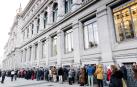 Decenas de personas hacen cola para contratar Letras del Tesoro, en el Banco de España